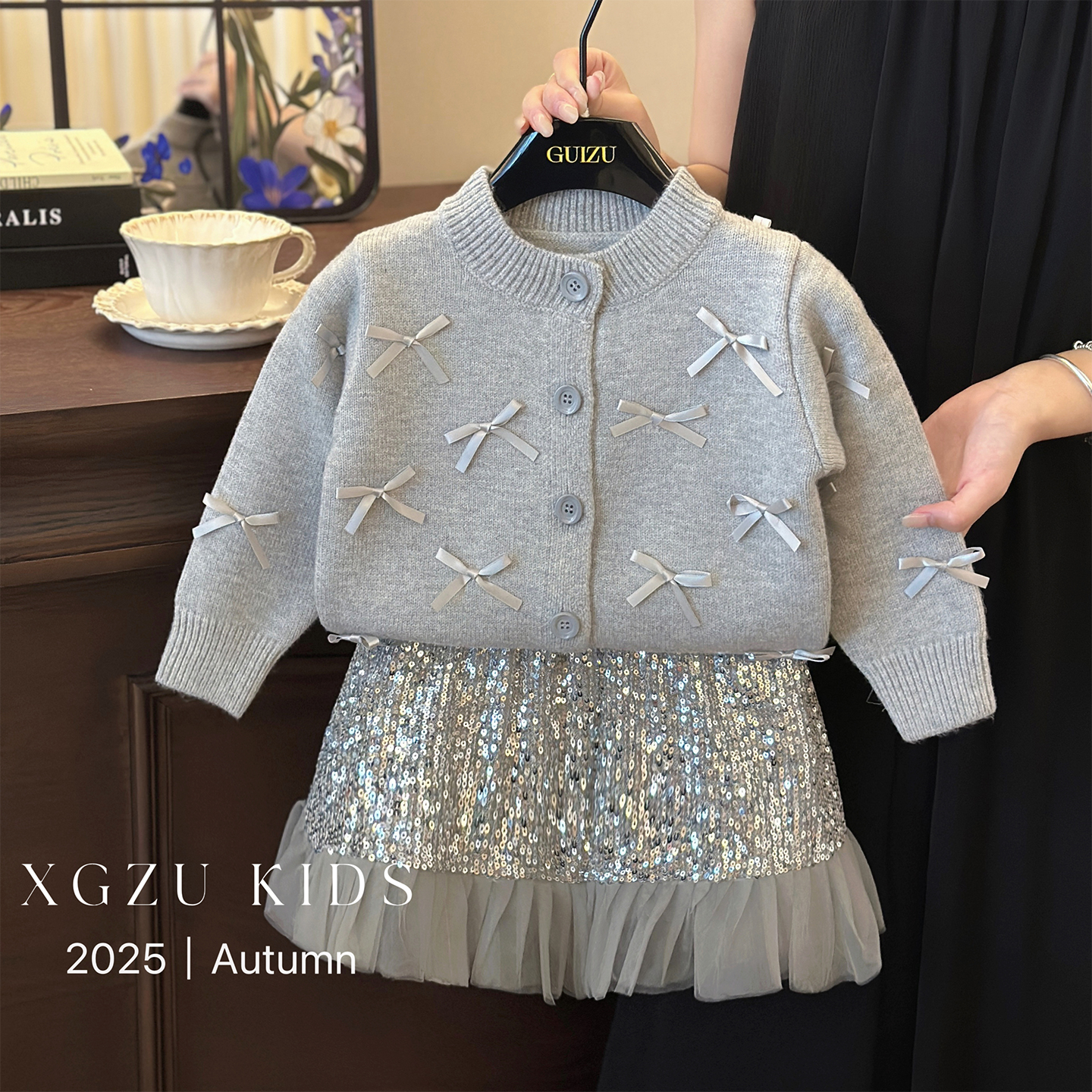 女童毛衣套装春秋季2025新款儿童蝴蝶结针织开衫亮片短裙两件套潮 - 图0