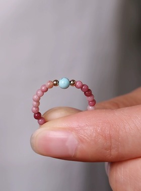 招桃花红纹石戒指女粉色水晶绿松石叠戴风极细小众独特的自律串珠