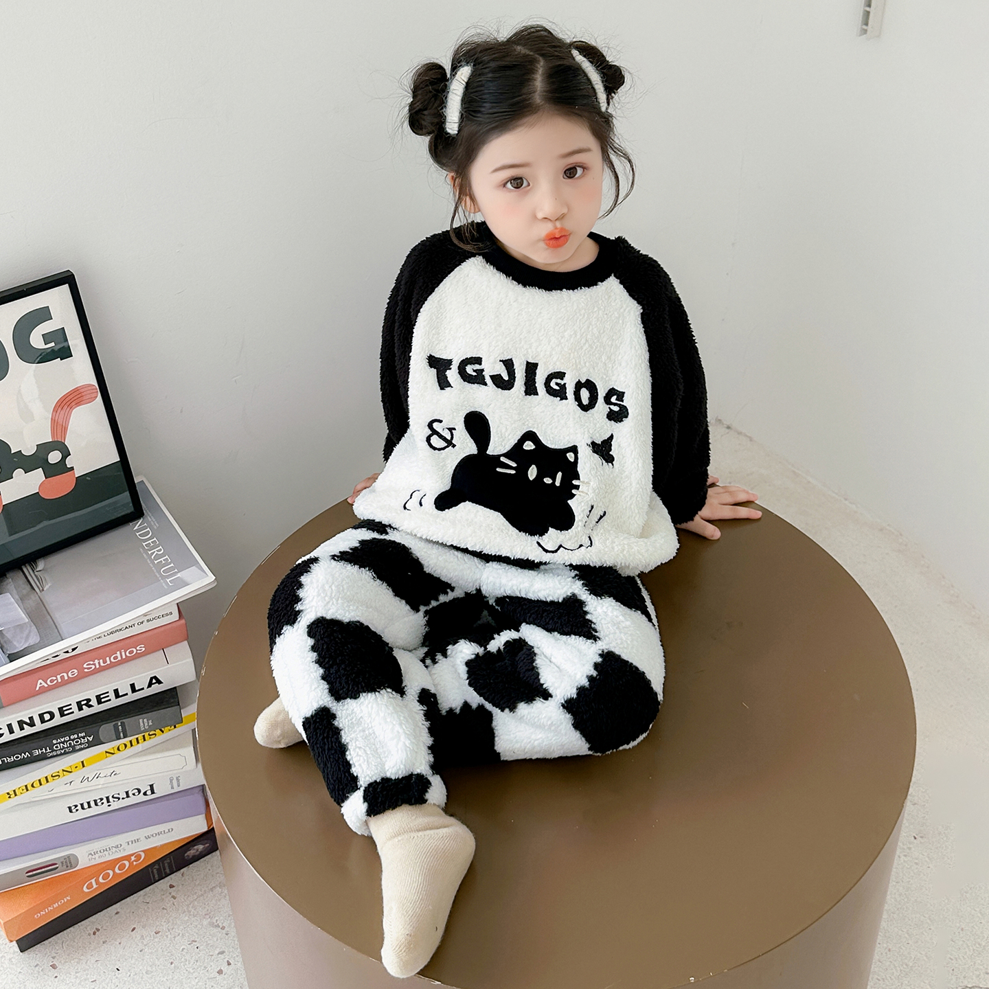 女童睡衣秋冬款2025新款女孩珊瑚绒家居服儿童宝宝法兰绒加厚套装 - 图1