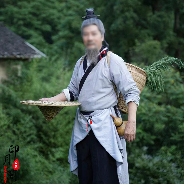 In ancient times, old people and passers-by performed in ancient costumes