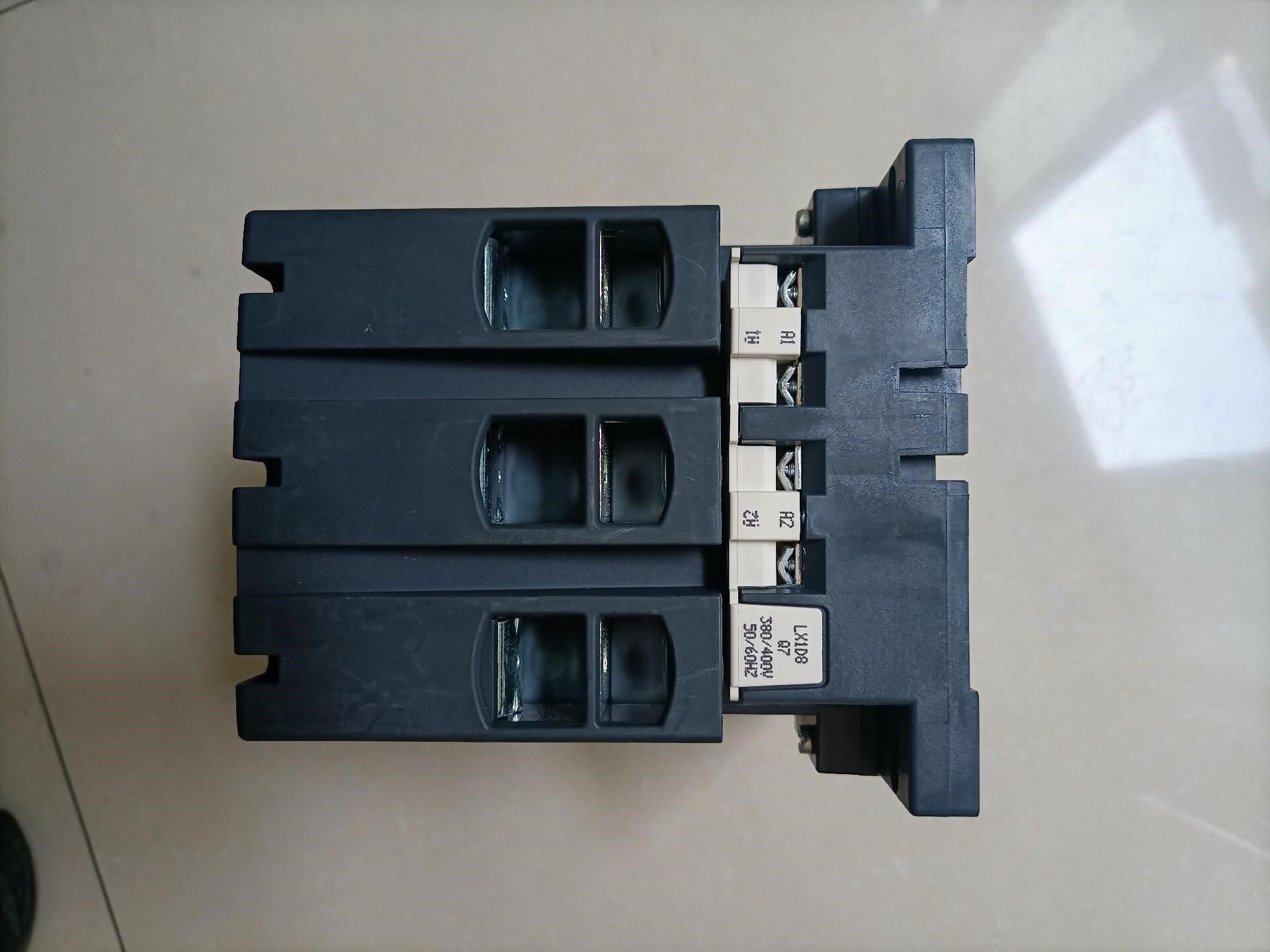 施耐德交流接触器LC1D150  电压380V - 图1