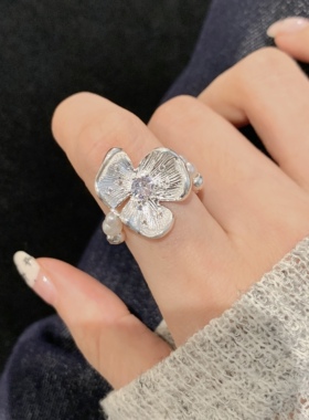 甜酷花朵仿珍珠液态食指戒