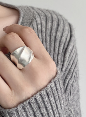 重工拉丝感宽面褶皱开口戒指女