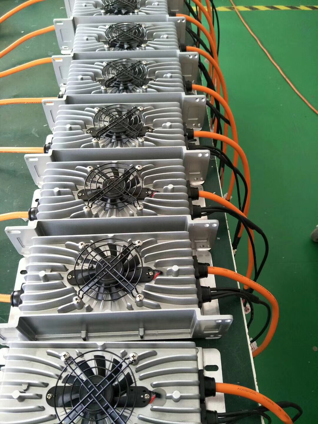 金彭d70 s70 d90 t90电动汽车轿车充电器车载全密封60v18a 72v15a