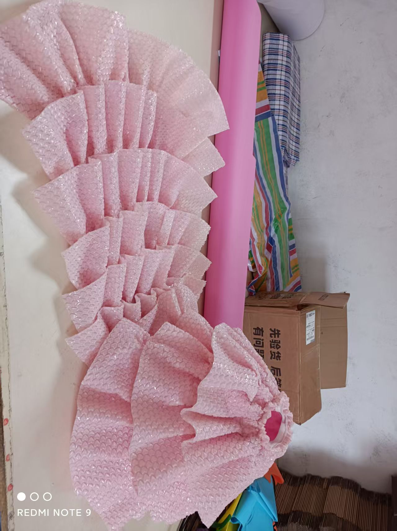 新款儿童环保服装时装秀女童成人粉红色气泡膜手工制作公主裙拖尾 - 图2