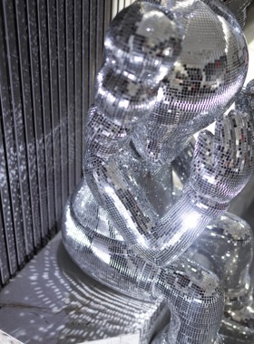 电视柜坐姿暴力熊贴亮片玻璃闪闪发光布灵布灵kaws装饰品开业送礼