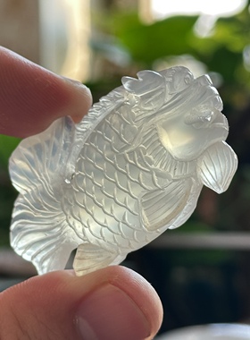 天然马料海洋玉髓高冰白冰玛瑙纯手工雕刻龙鱼饱满吊坠挂件冰感