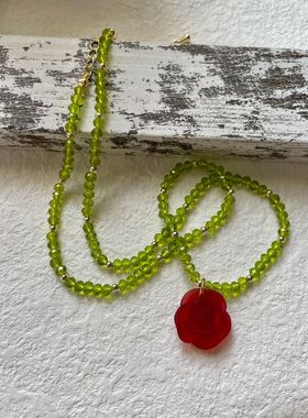 女牛油果绿红色雾面玫瑰撞色项链