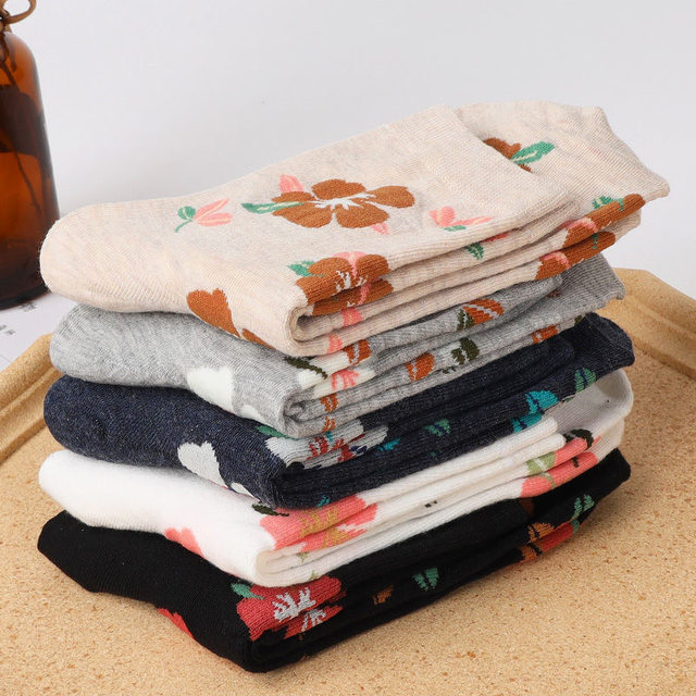 Middle-aged and elderly autumn and winter embroidered black mid-calf socks Middle-aged and elderly autumn and winter embroidered black mid-calf socks