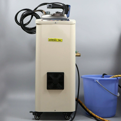 Высоко -сильная висящая бутылка -тип. Электрический железо старое промышленное железо горячее ковш