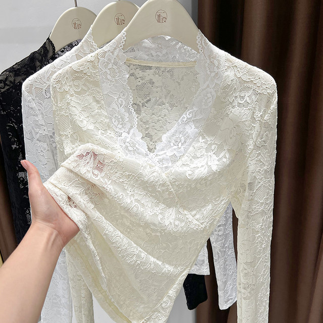 ເສື້ອຍືດຄໍ v-neck lace bottoming ສີດໍາສໍາລັບແມ່ຍິງ 2025 ລະດັບສູງແສງສະຫວ່າງ Luxury ຕ່ໍາຕັດ slim fit ພາຍໃນເປັນຮູຕາຫນ່າງ