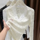 ເສື້ອຍືດຄໍ v-neck lace bottoming ສີດໍາສໍາລັບແມ່ຍິງ 2025 ລະດັບສູງແສງສະຫວ່າງ Luxury ຕ່ໍາຕັດ slim fit ພາຍໃນເປັນຮູຕາຫນ່າງ