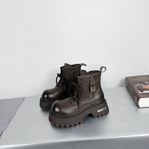 韩版2025冬季新款厚底增高马丁靴女加绒英伦风复古大头短筒机车靴 - 图2