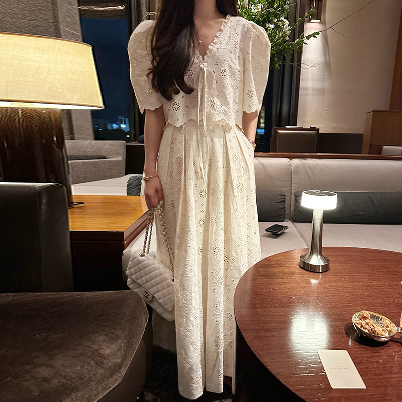 韩国chic小众气质V领镂空花边刺绣上衣女+高腰压褶半身裙两件套女