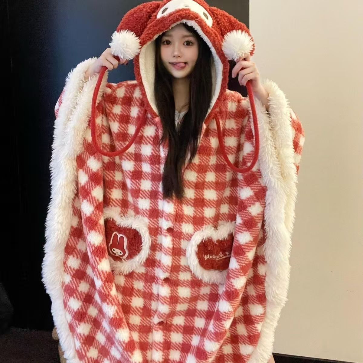 美乐蒂格纹红色睡衣女秋冬季保暖珊瑚绒斗篷睡袍美休闲家居服 - 图2