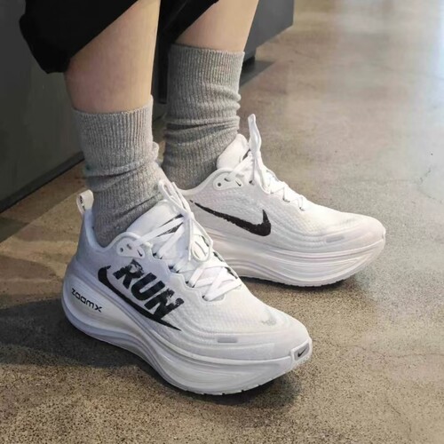 Nike/耐克 Vomero Plus 时尚舒适低帮跑步鞋男款白色IH2268-100 - 图2