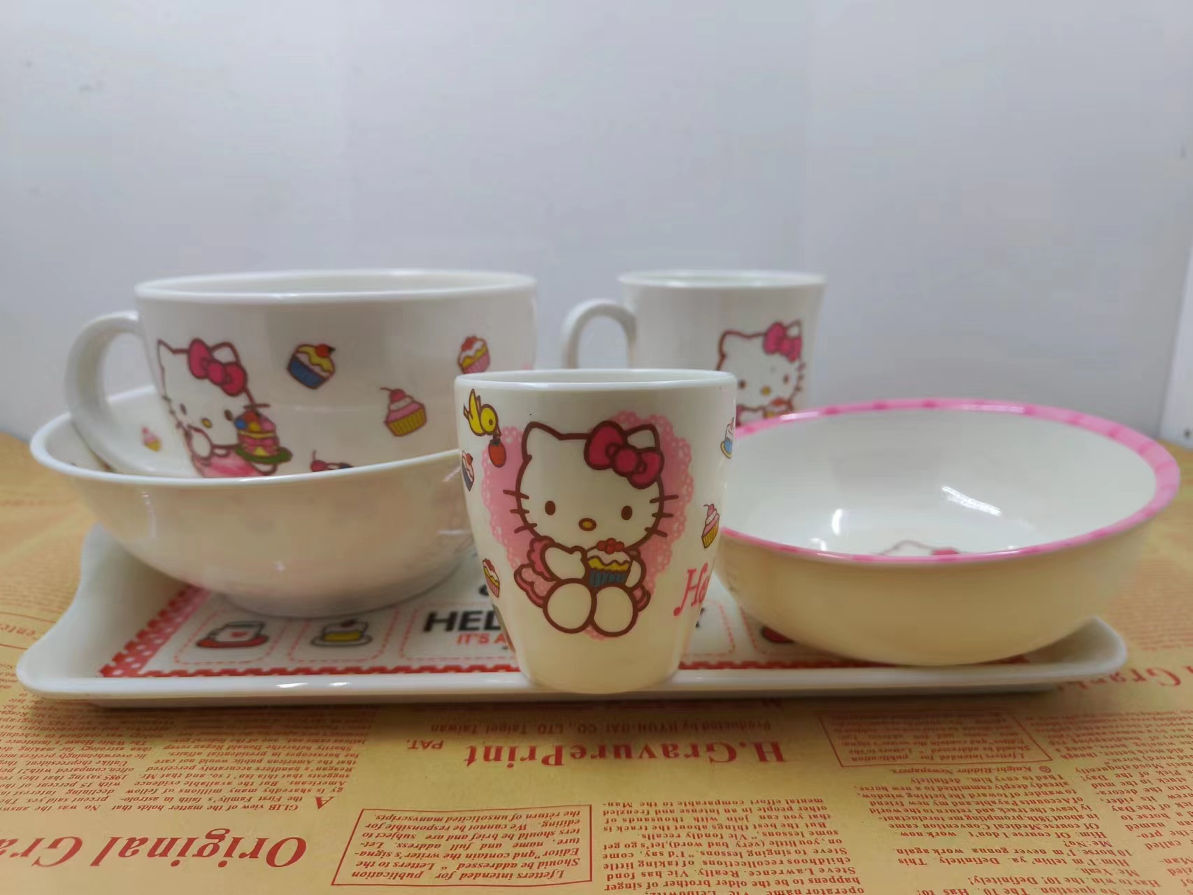 正品 hellokitty凯蒂猫儿童勺筷勺叉水杯餐盘停车牌特价-图1