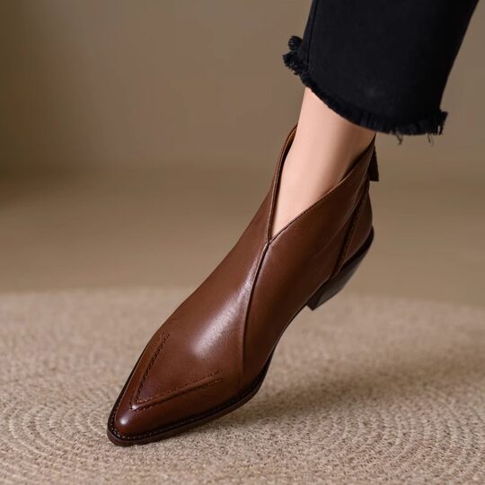 Women's cowhide leather short boots with back zipper, retro British pointed toe