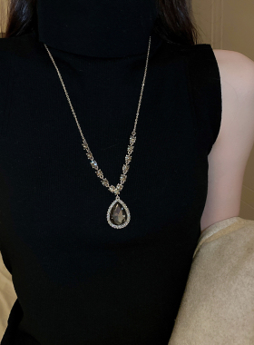水滴吊坠项链女2024新款爆款轻奢小众高级感气质锁骨链毛衣链配饰