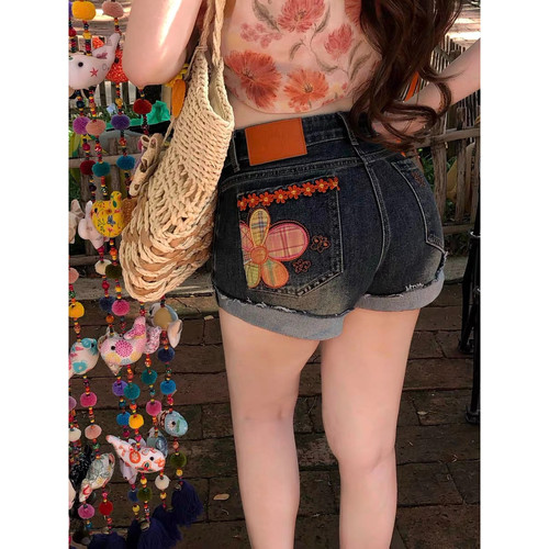 大码美式复古彩色花朵刺绣牛仔短裤女夏季低腰辣妹修身包臀热裤子 - 图3