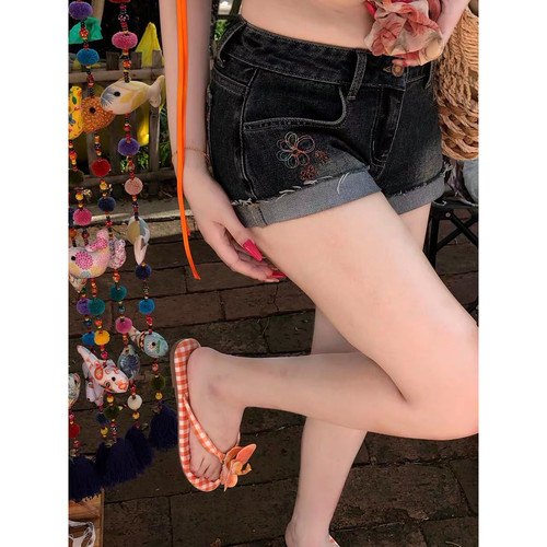 大码美式复古彩色花朵刺绣牛仔短裤女夏季低腰辣妹修身包臀热裤子 - 图2