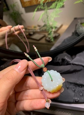 和田玉俄料花开富贵，脂粉浑厚，油性十足，糖色漂亮，佩戴舒适。