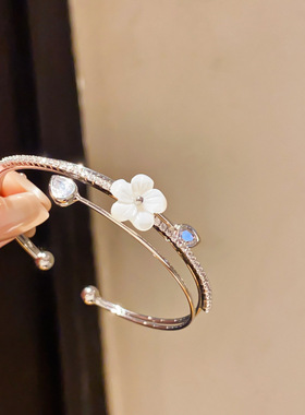 18k真金电镀锆石贝母花朵手镯时尚甜美气质手环轻奢感手饰女