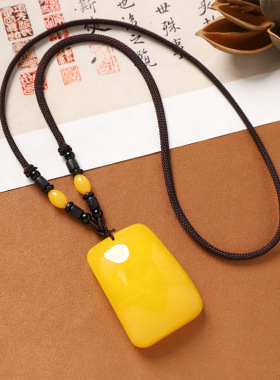 民族风琥珀蜜蜡项链鸡油黄无事牌貔貅吊坠复古女长款毛衣链男配饰