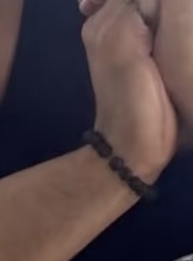 哈德森 威廉姆斯Hudson Williams同款黑琉璃花字母手链串巅峰对决