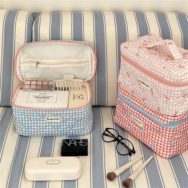 Large capacity hand-held girl's heart cosmetic storage bag
