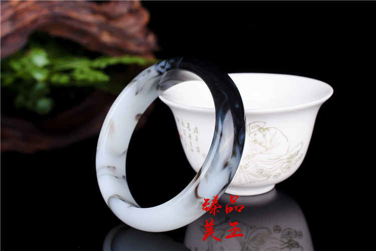 女款玉手镯包邮 天然新疆戈壁玉羊脂白青白玉青花复古飘花玉手镯 女款玉手镯包邮 天然新疆戈壁玉羊脂白青白玉青花复古飘花玉手镯