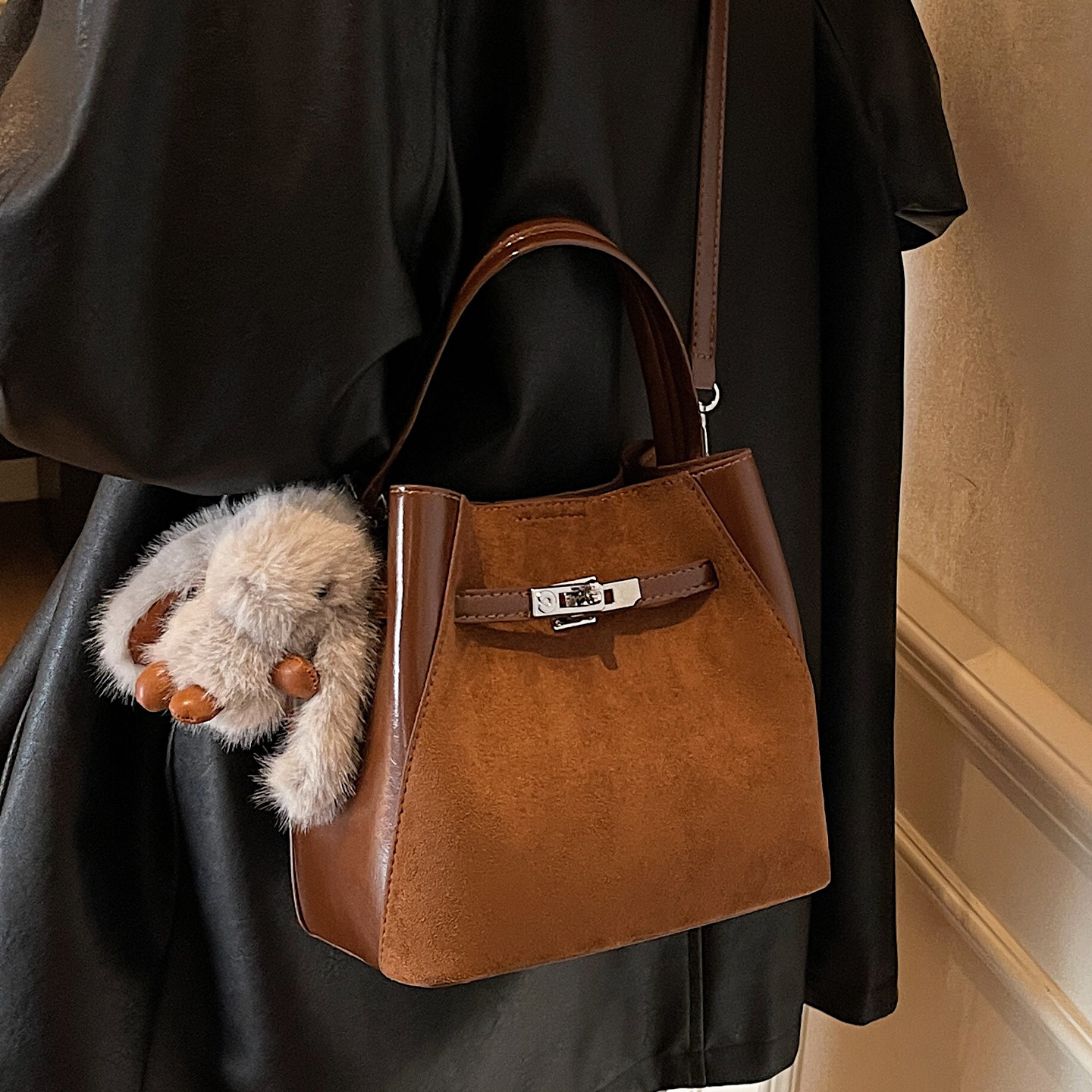麂皮绒手拎包包女式2025新款冬季小众高级感单肩包通勤斜挎水桶包,淘宝优惠券,粉丝福利购,淘宝优惠卷