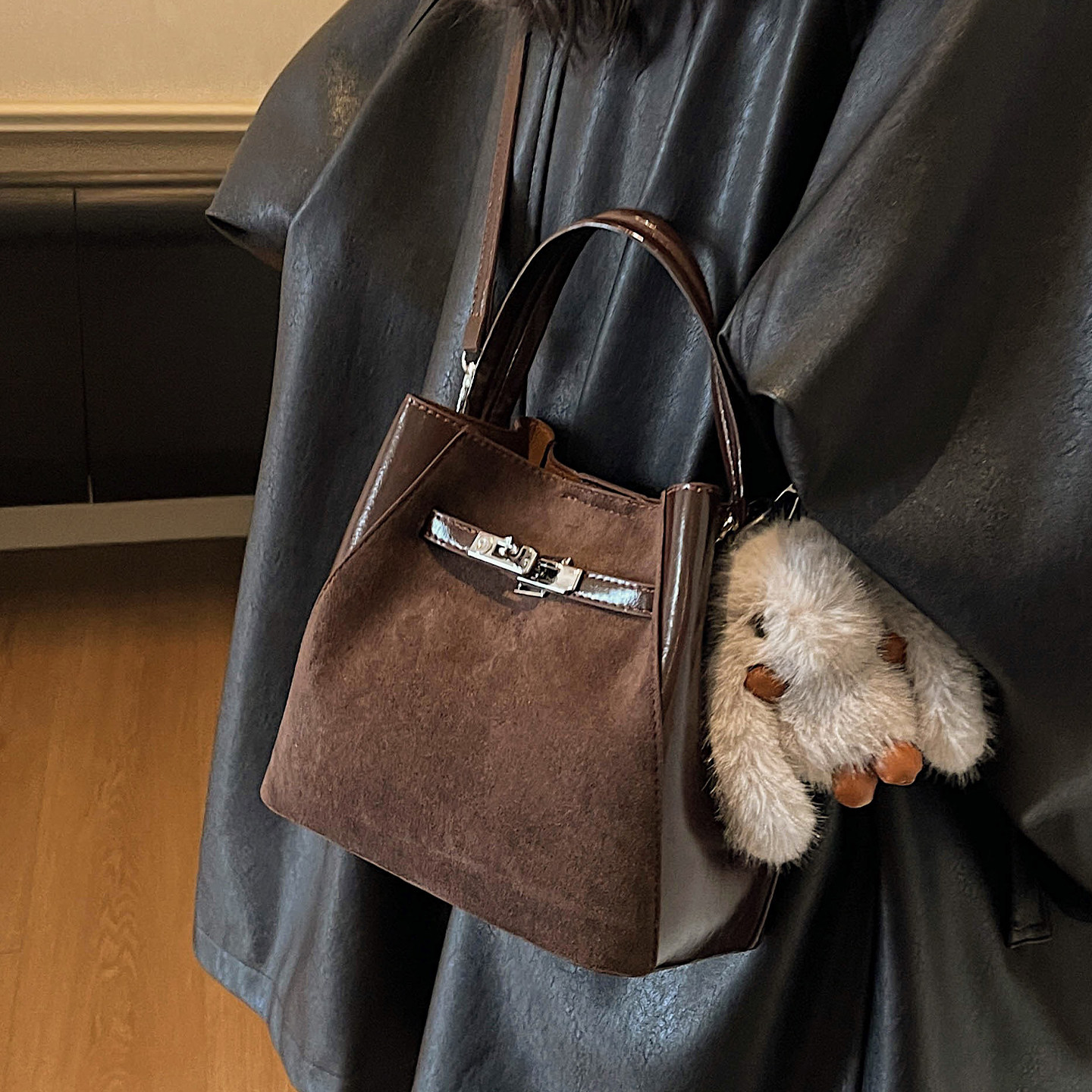 麂皮绒手拎包包女式2025新款冬季小众高级感单肩包通勤斜挎水桶包,淘宝优惠券,粉丝福利购,淘宝优惠卷