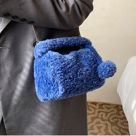 Модная и модная маленькая квадратная дорожная сумка через плечо на одно плечо.