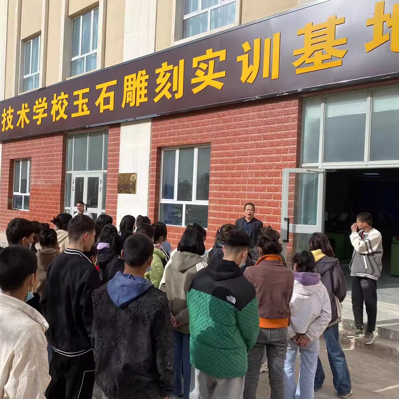 和田市玉石雕刻培训学校和田玉羊脂玉籽料手镯挂件平安扣,淘宝优惠券,粉丝福利购,淘宝优惠卷