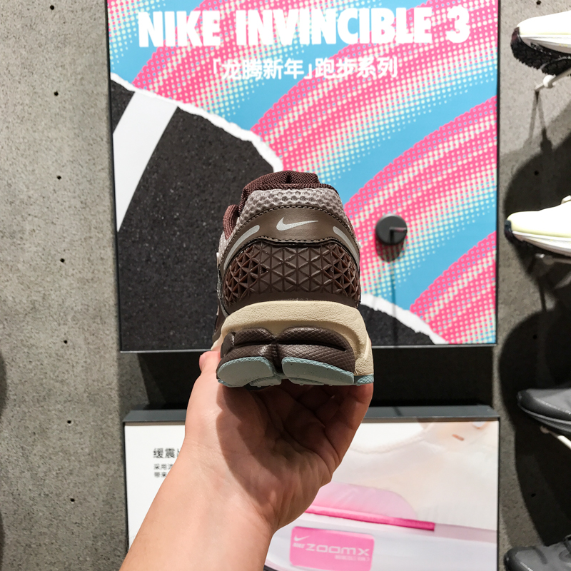 NIKE耐克ZOOM VOMERO 5女子缓震透气复古老爹鞋跑步鞋 FD9920-022 - 图2