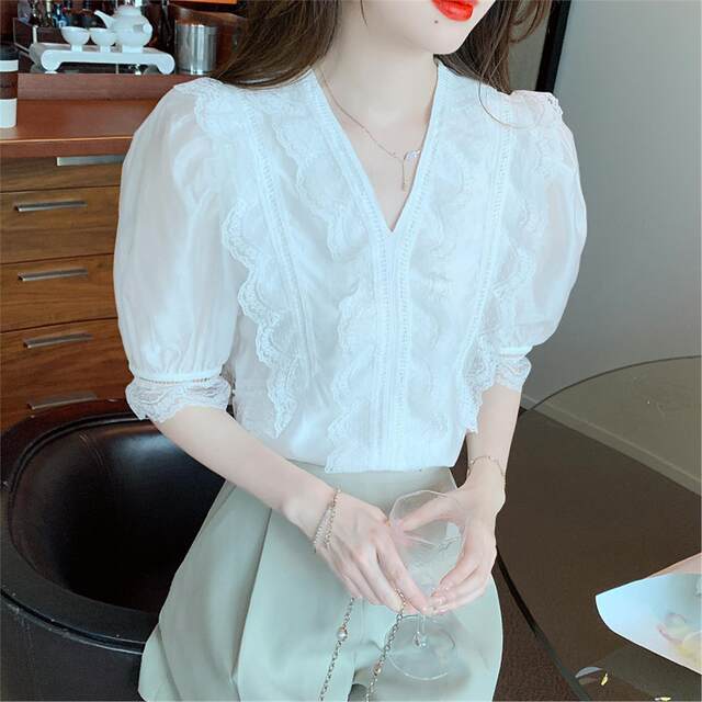 ຄໍ V ເສື້ອ lace ສີຂາວສໍາລັບແມ່ຍິງ 2025 ຮູບແບບໃຫມ່ຮ້ອນໃນລະດູຮ້ອນແສງສະຫວ່າງ Luxury ສູງທີ່ສຸດເສື້ອຂະຫນາດນ້ອຍແຂນສັ້ນເທິງສຸດສໍາລັບແມ່ຍິງ