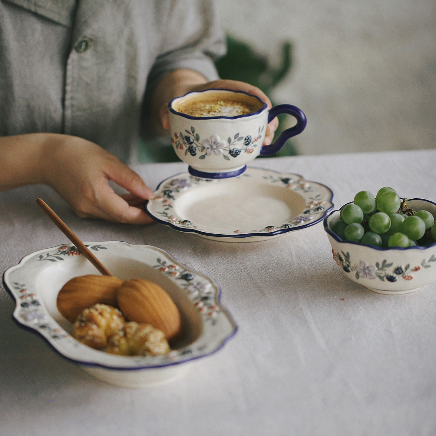 泽滕家原创手绘浮雕花边盘子清新西餐甜品水果浅汤菜碟送女生礼物,淘宝优惠券,粉丝福利购,淘宝优惠卷