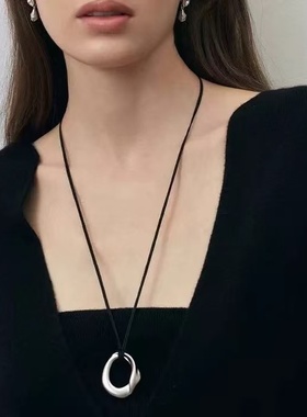 董洁同款凝结项链黑绳圆环吊坠长款毛衣链小众设计高级感老钱风