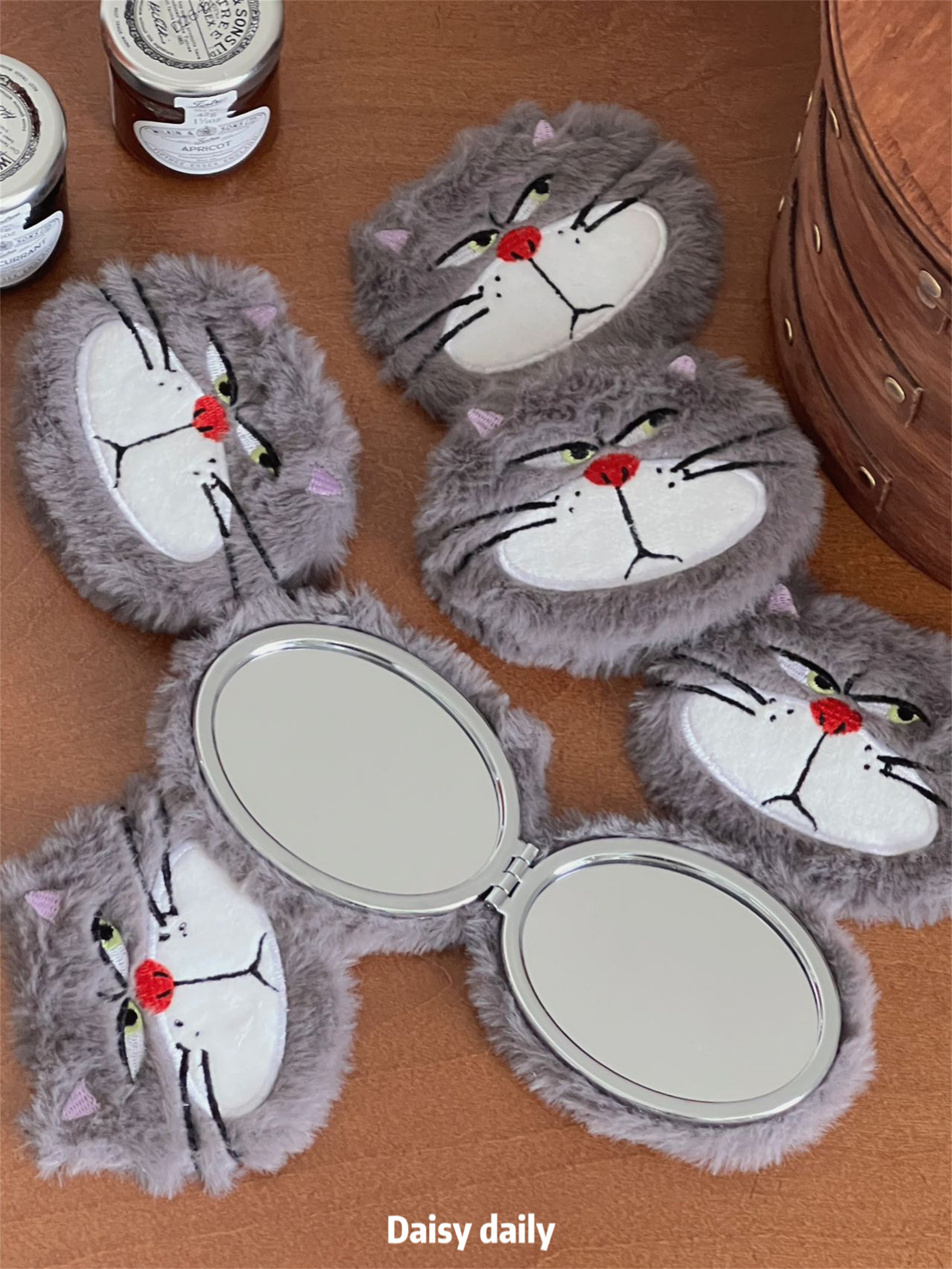 毛绒小猫咪折叠镜可爱路西法补妆镜便携小号镜子随身化妆镜小圆镜,淘宝优惠券,粉丝福利购,淘宝优惠卷