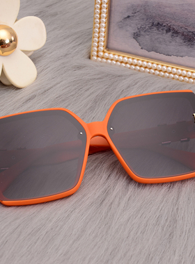 偏光方形时尚女款字母太阳镜