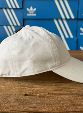 Adidas经典透气白休闲鸭舌帽