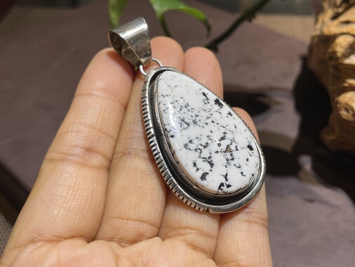 天然美国没华达白水牛矿松石吊坠