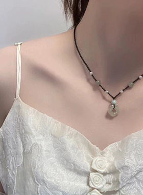简约轻奢蝴蝶花瓣仿玉石项链女小众手工编织吊坠新中式小众设计感