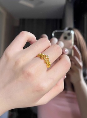 在逃公主皇冠小碎钻戒指女仿黄金色蕾丝花纹镂空指环设计感食指戒