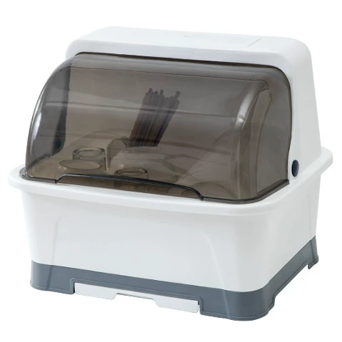 Кухонная префектура помещена блюдами для блюд для хранения хранения