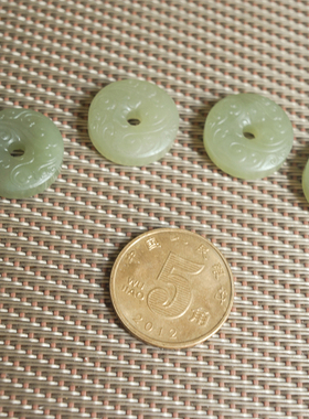 雕刻天然俄罗斯白玉云纹吊坠