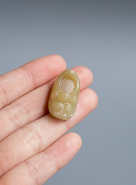 虎头鞋吊坠和田玉糖玉民族风