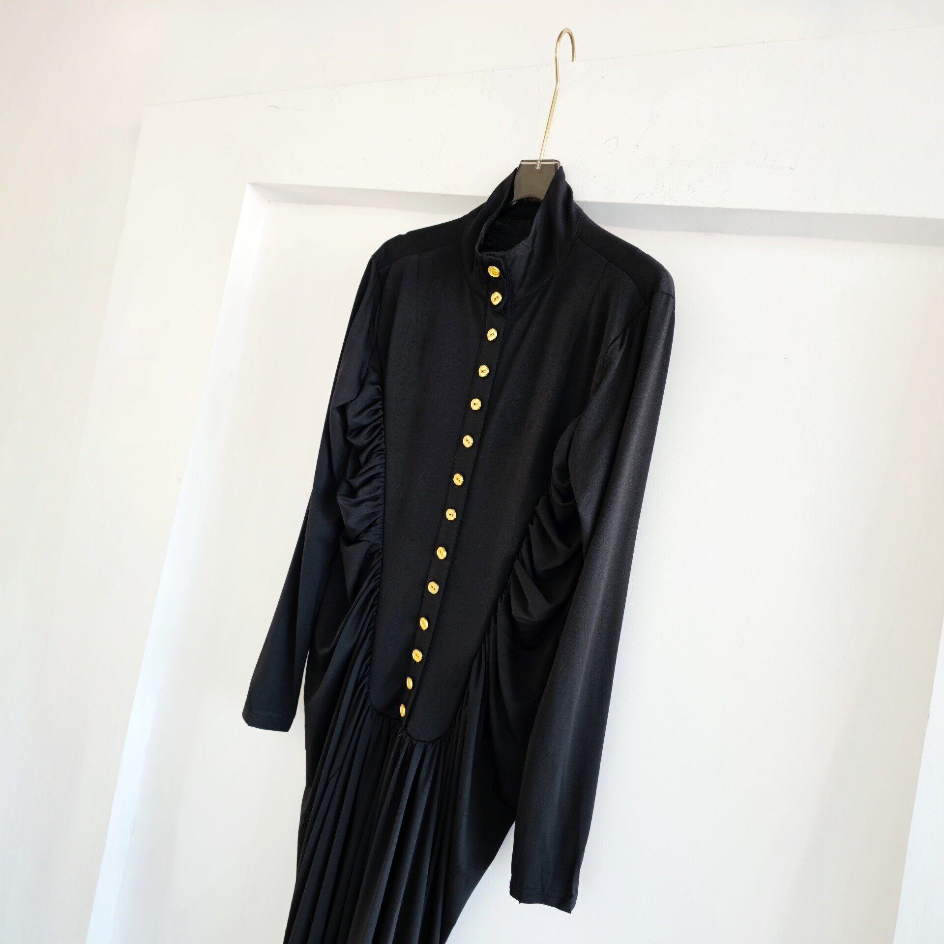 意式极简风轻奢异形金属扣单排扣褶皱长袖连衣裙收腰优雅女士长裙