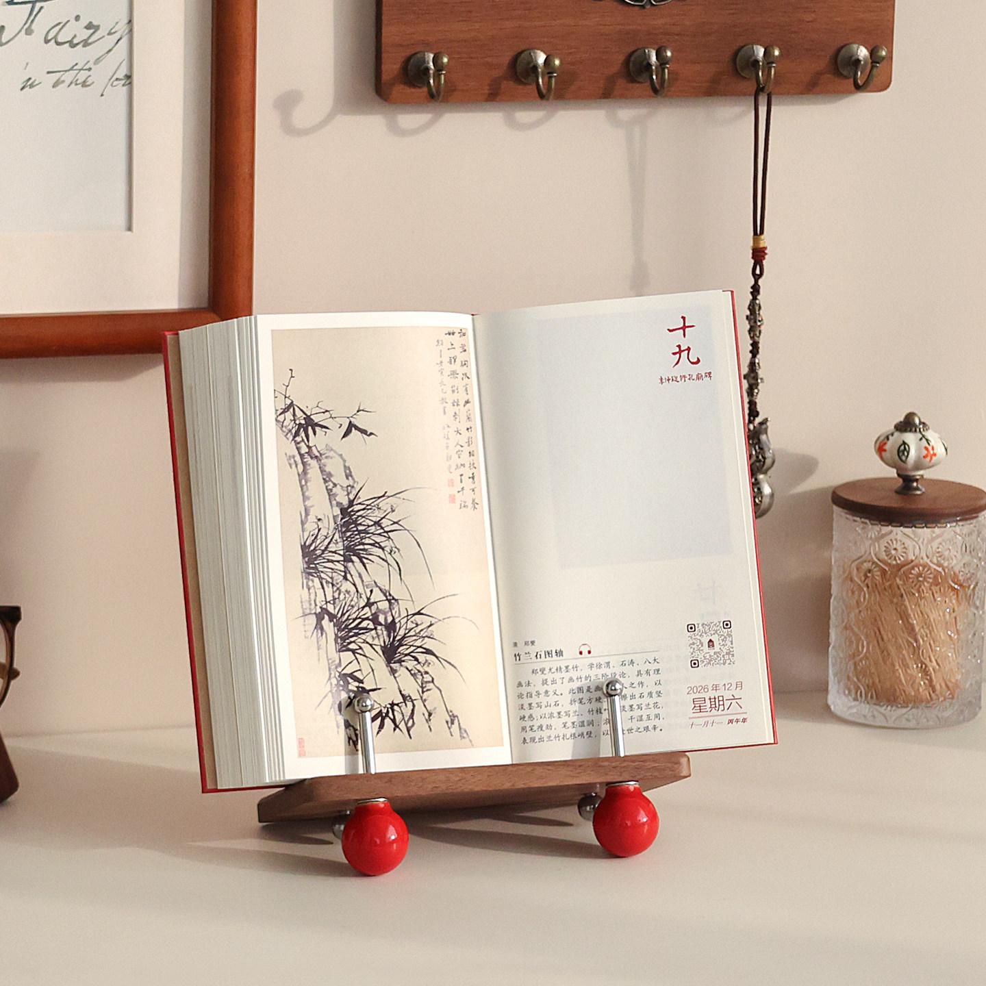 故宫敦煌日历支架创意胡桃木阅读书架CD收纳架木质铁艺书籍展示架,淘宝优惠券,粉丝福利购,淘宝优惠卷